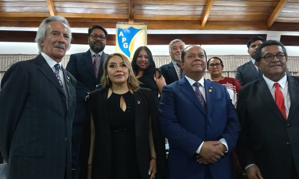 José Rubén Zamora Marroquín, periodista y Socio Honorario de la APG; Berania López Marroquín presidenta de la APG—; Augusto Valenzuela Herrera, presidente de la Comisión Jurídica de la APG, junto a miembros de la Junta Directiva 2026-2027, durante el acto de reconocimiento en el marco del 79 aniversario de la entidad.