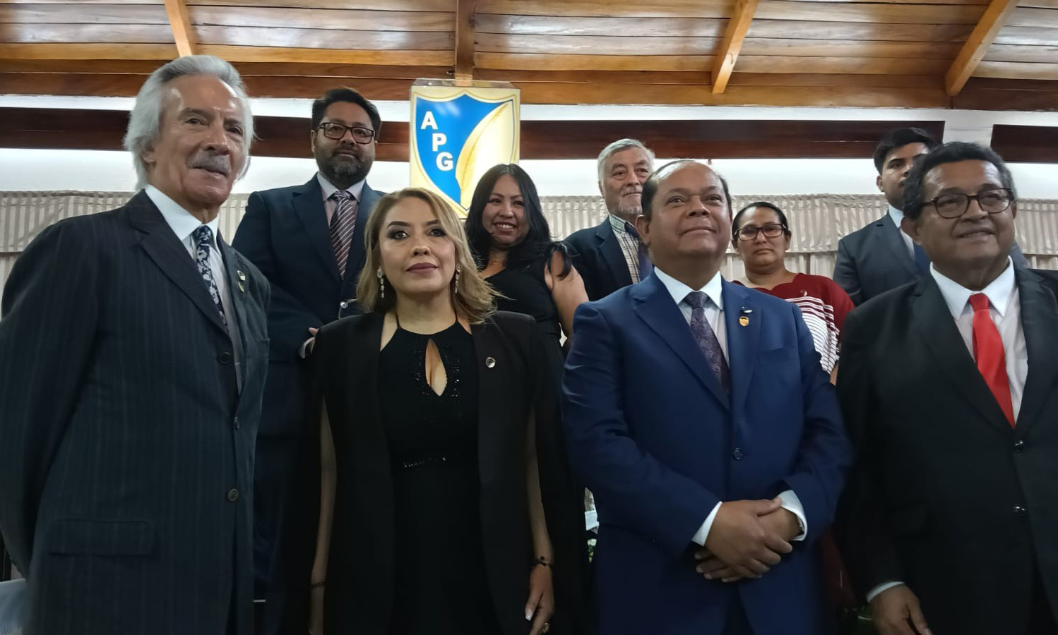 José Rubén Zamora Marroquín, periodista y Socio Honorario de la APG; Berania López Marroquín presidenta de la APG—; Augusto Valenzuela Herrera, presidente de la Comisión Jurídica de la APG, junto a miembros de la Junta Directiva 2026-2027, durante el acto de reconocimiento en el marco del 79 aniversario de la entidad.