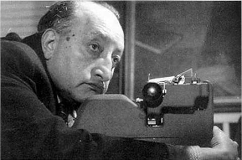 El Premio Nóbel de Literatura Miguel Ángel Asturias, junto a su máquina de escribir, herramienta con la que dio forma a una obra que trascendió fronteras y convirtió la palabra en un instrumento de denuncia, identidad y creación literaria. Foto: MCD.